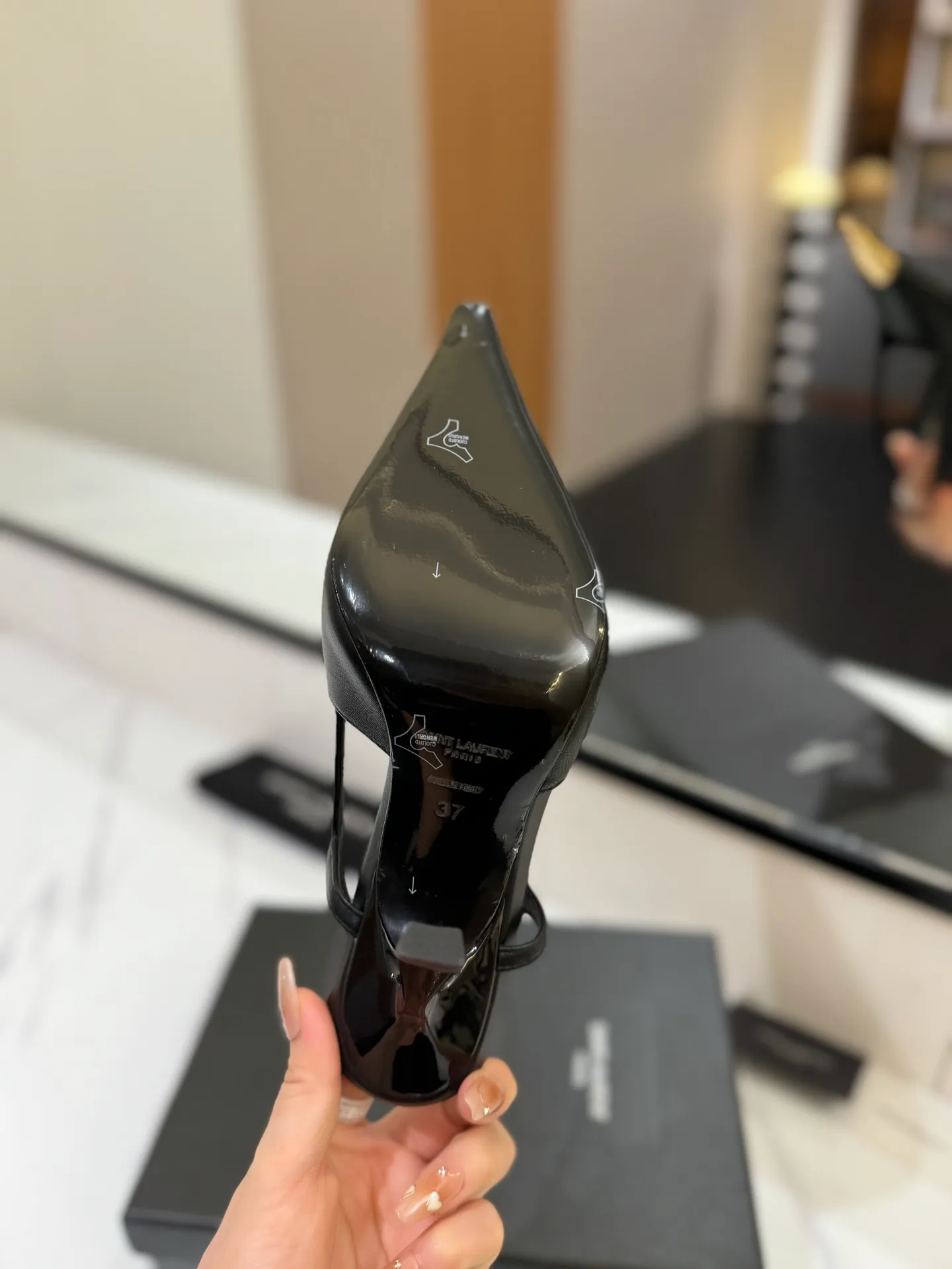 👟👟Ex-factory price 600👟👟 saint laurent ss24 new arrival～ Saint Laurent ysl 2024 spring and summer｜New high-heeled shoes🆕 Beautiful, refined and elegant! The 10cm foot is very stable, so feel free to put it in! The heel is custom-made from a new mold, and the height is the same as the original one. Various incorrect versions are % high-end and sexy, YSL still understands women best❤️ ⚠️The entire upper and lining are made of one piece without joints, which consumes more materials and costs more! Moreover, the material, fabric and lining are all made from more than 20 pieces of genuine custom-made calfskin. The upper is made of custom-made calfskin, the lining is made of calfskin, and the genuine leather outsole imported from Italy. Heel height: 10cm. Size: 35-39 (40 and 41 are custom-made and cannot be returned or exchanged)